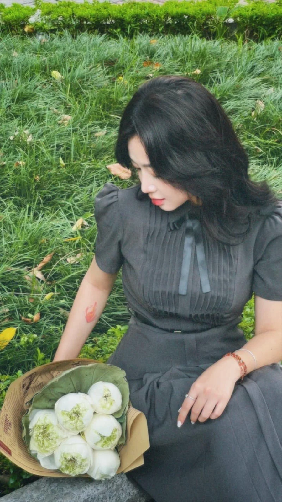 Đối với góc chụp này, bạn hãy căn góc 45 độ từ trên xuống để tạo góc nghiêng “thần thánh” cho gương mặt