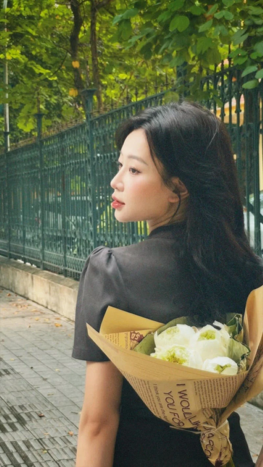 Để hoa sau lưng - Một trong những tips chụp ảnh với xe hoa Hà Nội dành cho "tín đồ sống ảo"