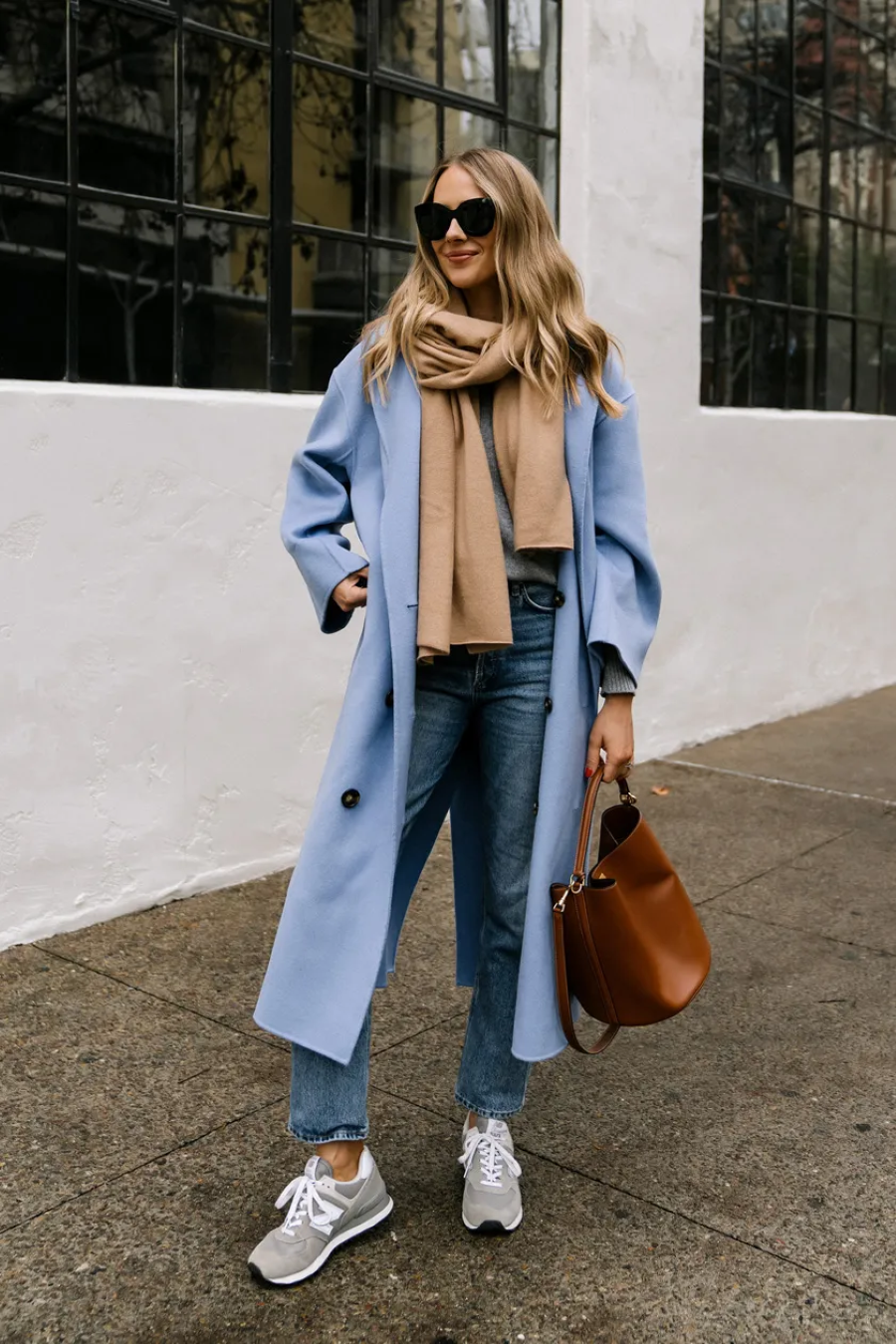 Với set đồ này, chắc hẳn bạn sẽ cảm thấy thoải mái và tự tin khi xuống phố