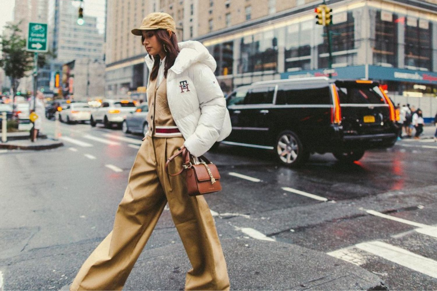 Áo khoác phao kết hợp cùng quần dài là một item không thể thiếu cho mùa đông