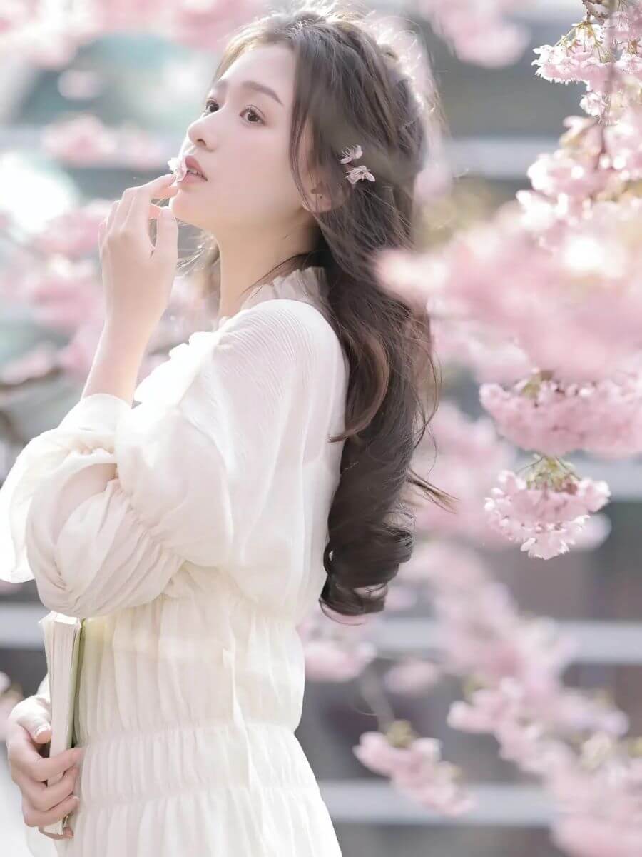 Một cuốn sách cũng có thể trở thành đạo cụ tuyệt vời cho bức ảnh của bạn