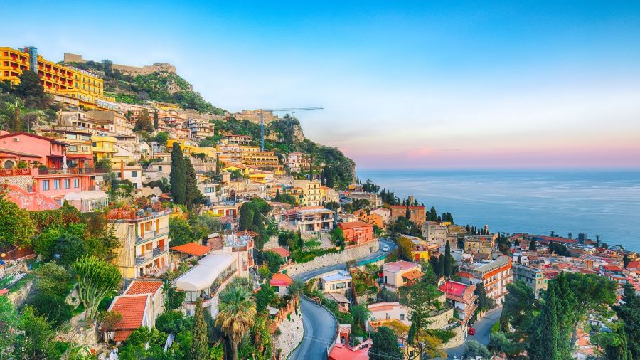 Taormina là một thành phố trên đồi, mê hoặc du khách với tầm nhìn toàn cảnh ra bờ biển Địa Trung Hải 