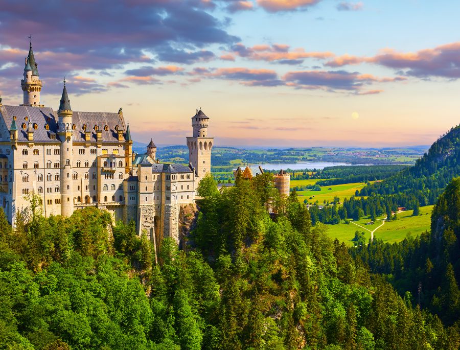  Lâu đài Neuschwanstein nằm trên một vách núi cheo leo thuộc ngôi làng Schwangau và sở hữu vẻ đẹp cổ kính