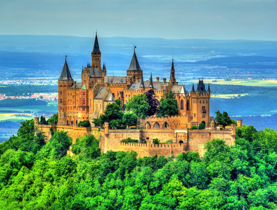 Lâu đài Hohenzollern được xây dựng vào thế kỷ XI và tọa lạc trên đỉnh Mount Hohenzollern