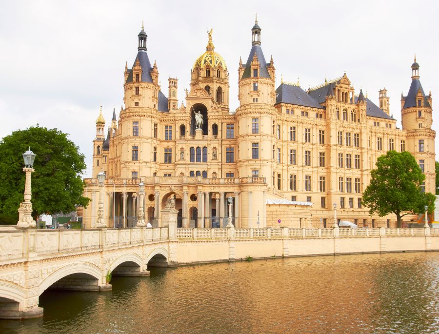 Lâu đài Schwerin nằm cạnh dòng sông vô cùng thơ mộng, thu hút lượng lớn khách du lịch trên toàn thế giới