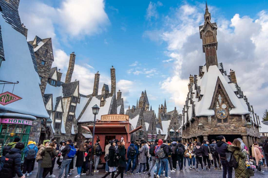 Một trong những trải nghiệm không thể bỏ qua khi đi du lịch Osaka vào mùa đông chính là Universal Studios Japan