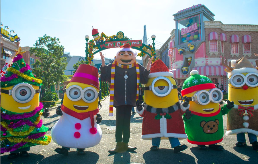 Vào mùa đông, Universal Studios Japan càng trở nên lung linh hơn với những trang trí Giáng sinh rực rỡ
