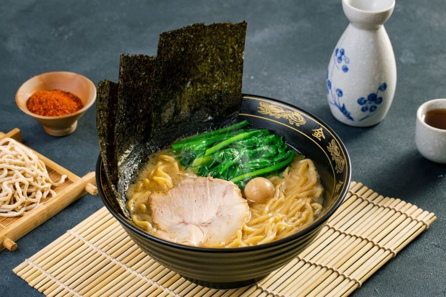 Tô mì Ramen thơm phức, nóng hổi phù hợp với tiết trời se lạnh của mùa thu