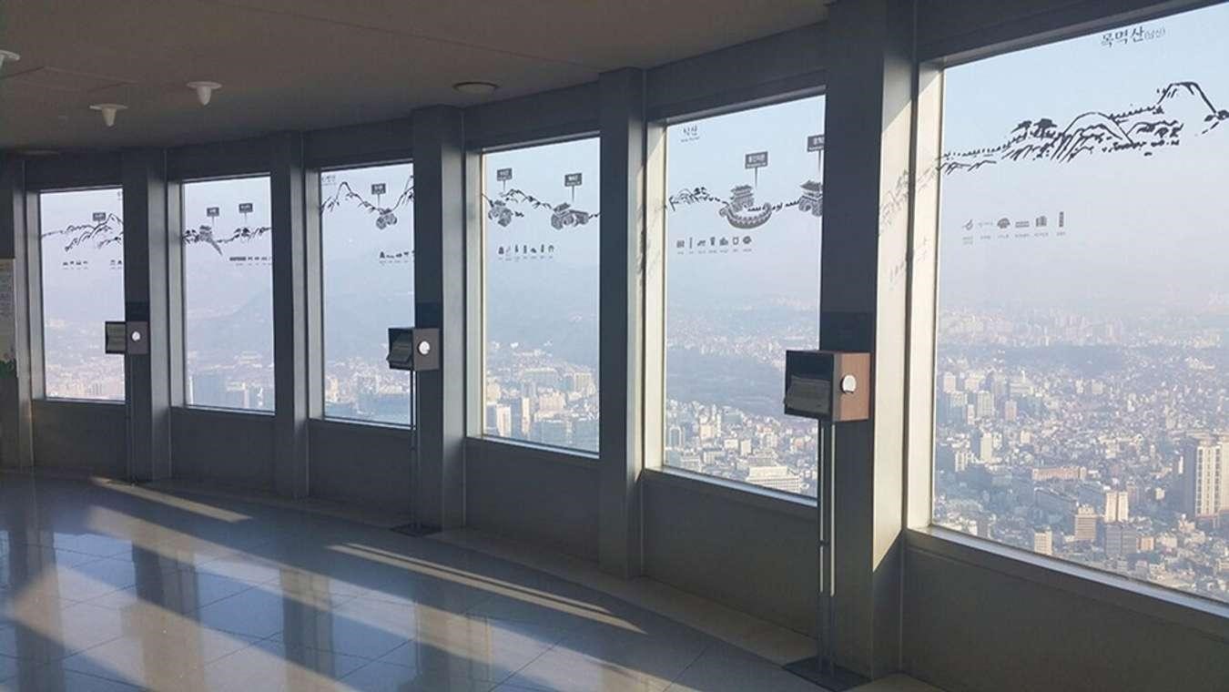 Trước khi được vào đài quan sát du khách cần mua vé