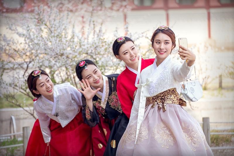 Chụp ảnh cùng những bộ Hanbok xinh đẹp là một trải nghiệm hết sức tuyệt vời