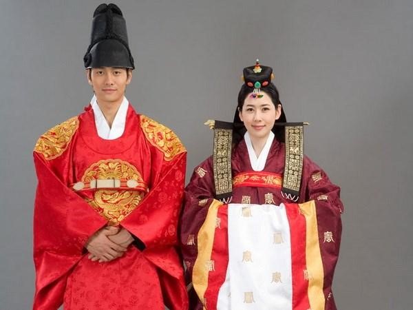 Trang phục vô cùng lộng lẫy