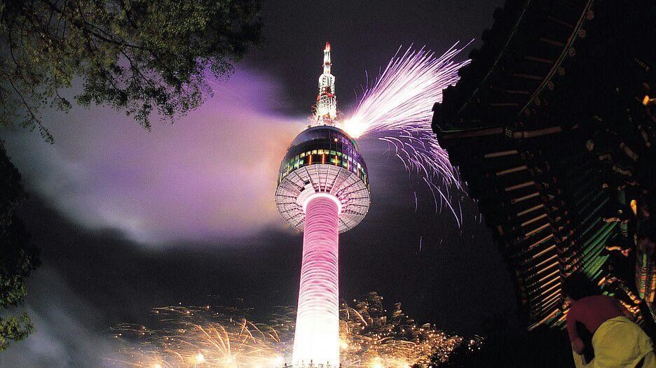 Không cảnh rực rỡ khi về đêm của tháp Namsan