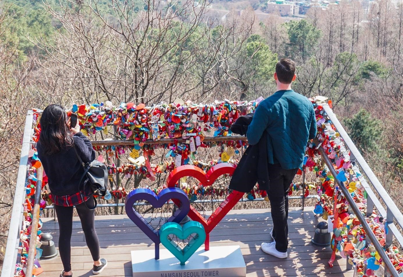 Đài treo ổ khóa tình h yêu cực kì nổi tiếng trên tháp Namsan