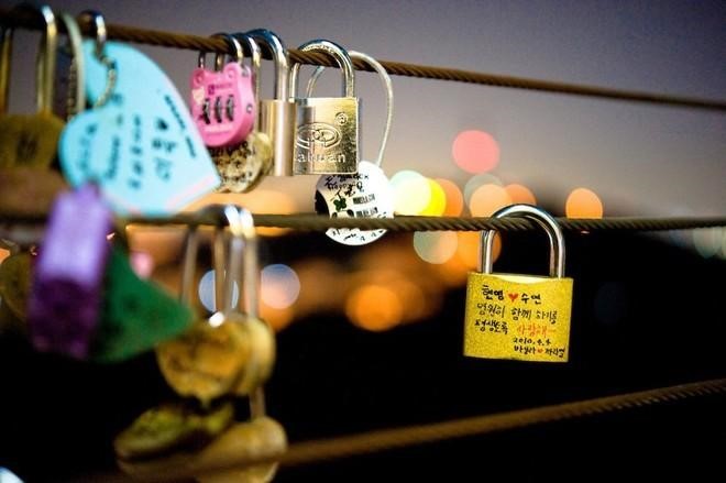 Du khách có thể thỏa sức chụp ảnh bên những chiếc ổ khóa