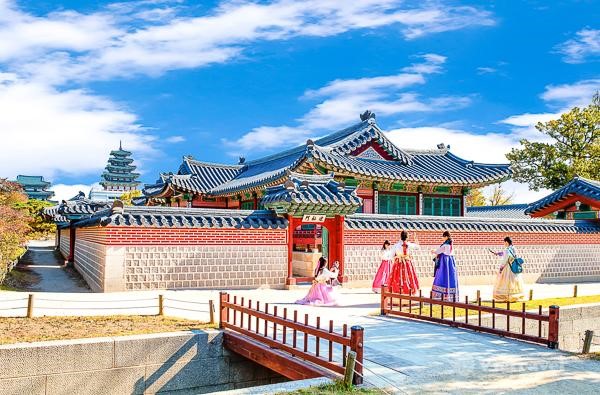 Bầu không khí xung quanh ngọn tháp Namsan lúc nào tưng bừng nhộn nhịp