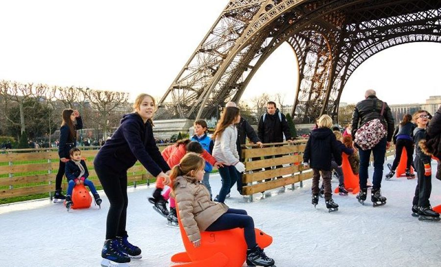 Một trải nghiệm hấp dẫn khác khi đến Paris dịp lễ Giáng sinh đó là trượt băng