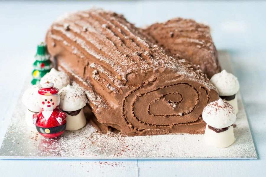 Những chiếc bánh Bûche de Noël trông như khúc cây gỗ cực kỳ độc đáo và hấp dẫn
