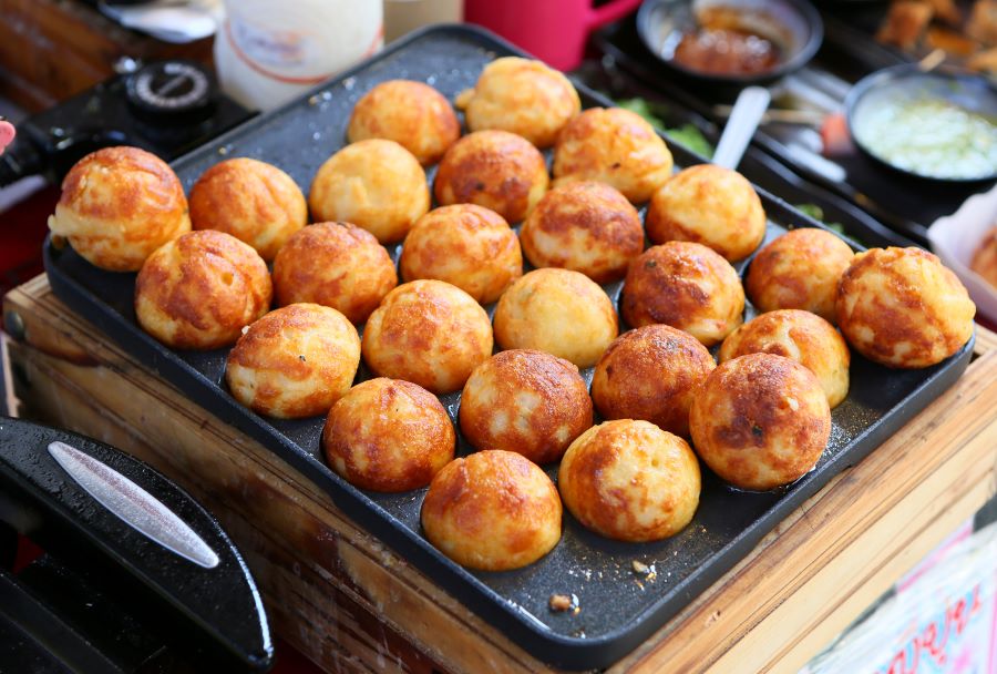 Takoyaki là món ăn đường phố đặc sắc tại Nhật Bản