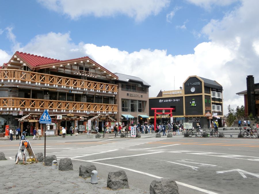 Dọc theo đường lên núi Phú Sĩ sẽ có các trạm dừng cho du khách tham quan mà không muốn lên quá cao