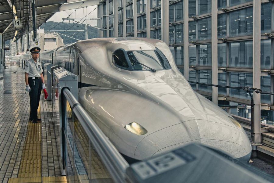 Tàu cao tốc Shinkansen là một trong những chuyến tàu nhanh nhất thế giới