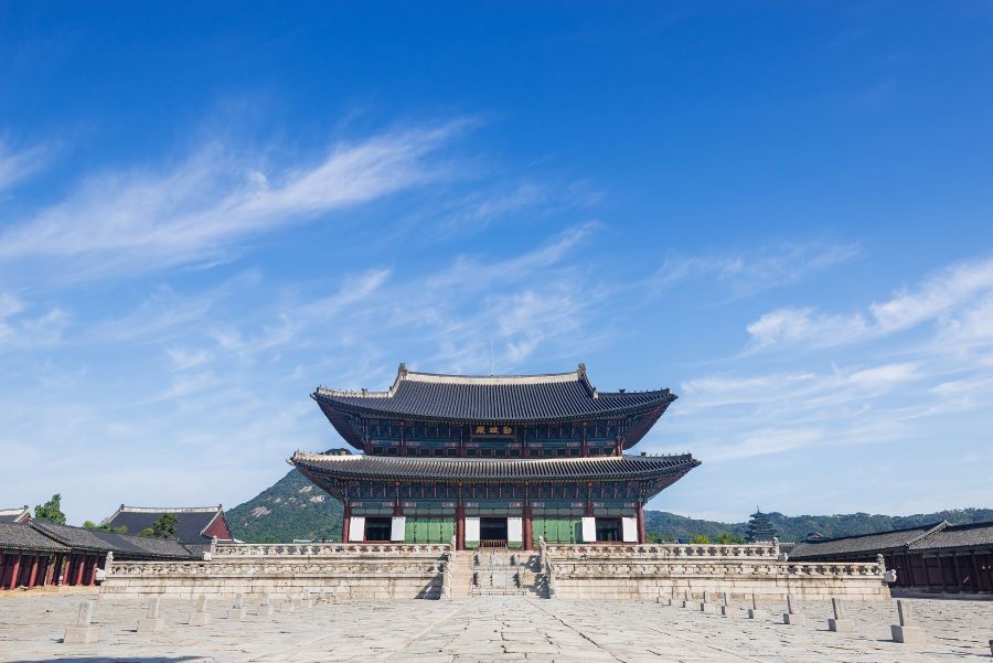 Đừng quên check in tại Cần Chính Điện Geunjeongjeon nữa nhé!