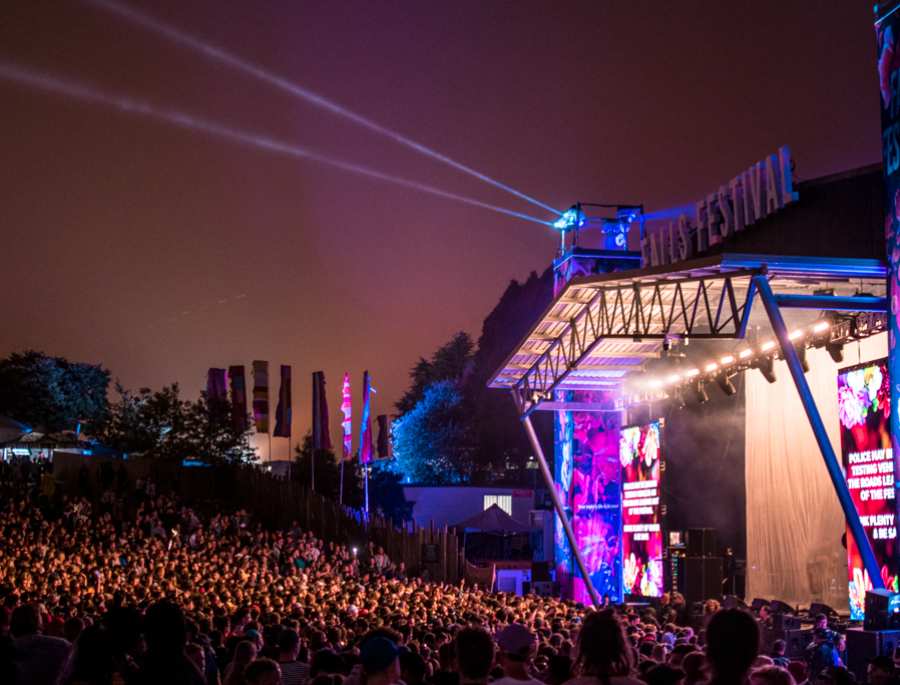 Falls Festival là cơ hội để du khách có thể hòa mình vào trải nghiệm các bữa tiệc âm nhạc