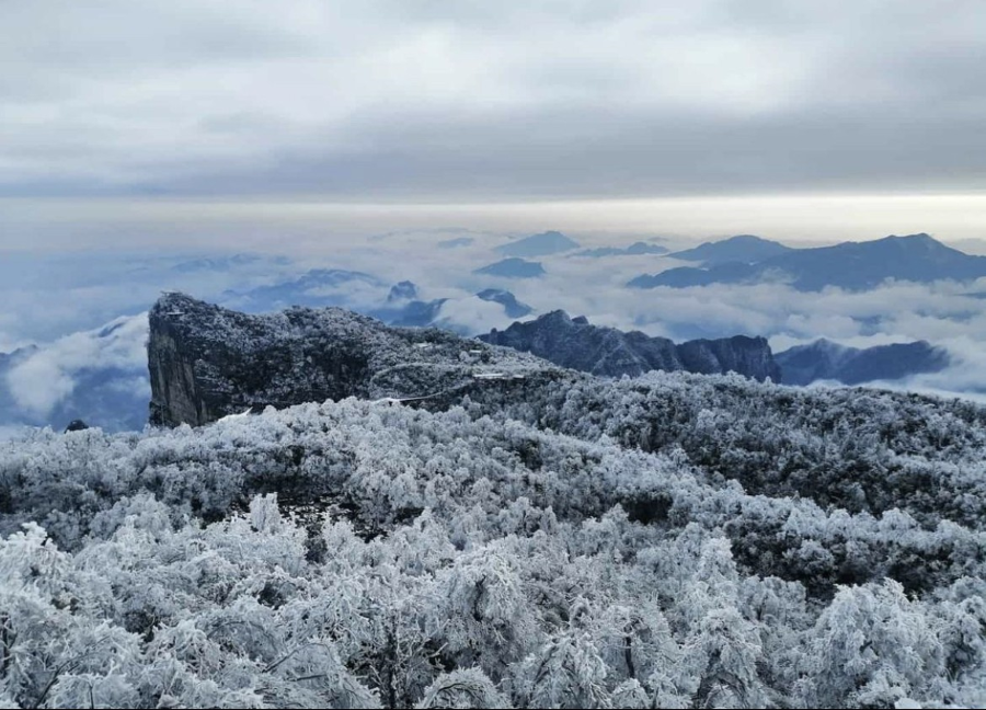 Khung cảnh tuyết rơi phủ trắng khắp Thiên Môn Sơn chắc hẳn sẽ khiến bạn vô cùng choáng ngợp