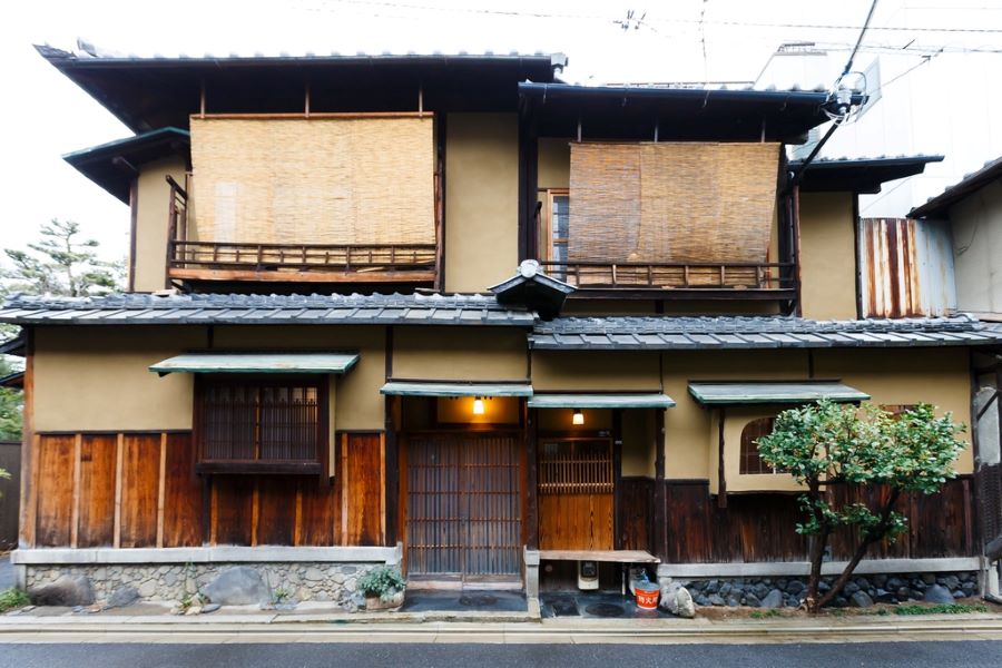 Phố cổ Gion Kyoto mang đến cho du khách cảm giác thanh bình và dễ chịu, như đang trút bỏ mọi muộn phiền của cuộc sống thường nhật