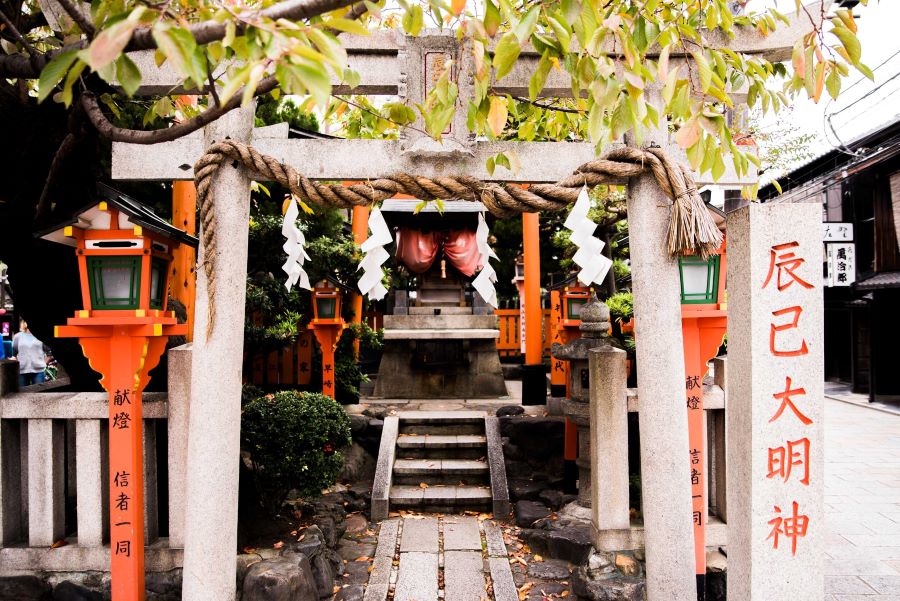 Bước vào đền Tatsumi Daimyojin, du khách như lạc vào thế giới khác, tách biệt hoàn toàn với sự ồn ào náo nhiệt của khu phố Gion