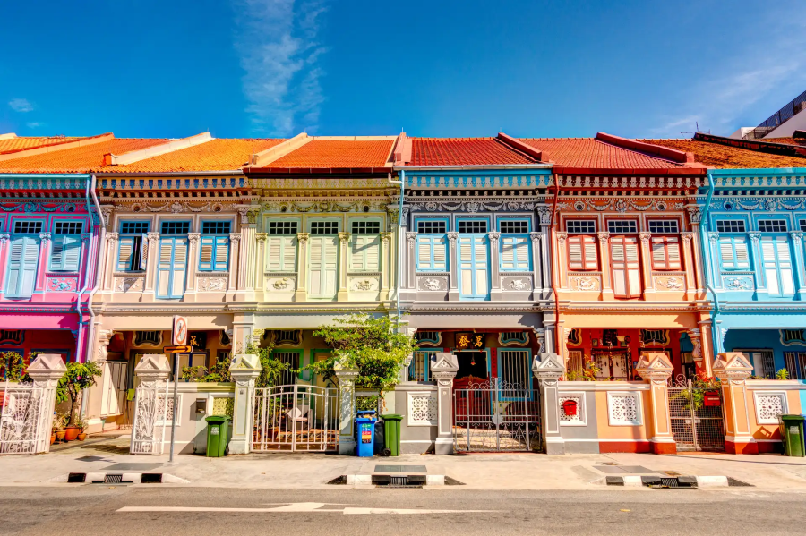 Bước chân đến Joo Chiat, bạn như lạc vào một thế giới khác với những dãy shophouse hai tầng rực rỡ sắc màu