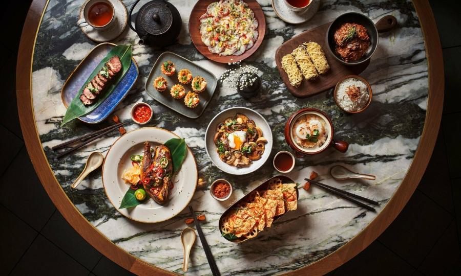 Thưởng thức các món đặc sản địa phương là một trong những trải nghiệm thú vị tại Singapore