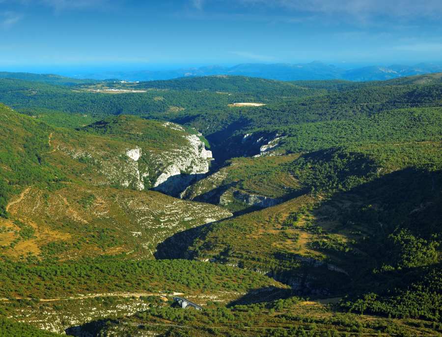 Khung cảnh quanh co, uốn lượn của hẻm núi Verdon khi nhìn từ trên cao