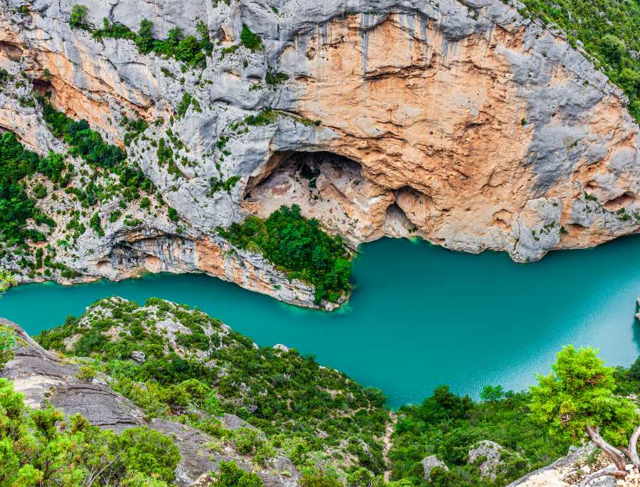 Dòng sông tại hẻm núi Verdon mang màu xanh ngọc bích đặc trưng