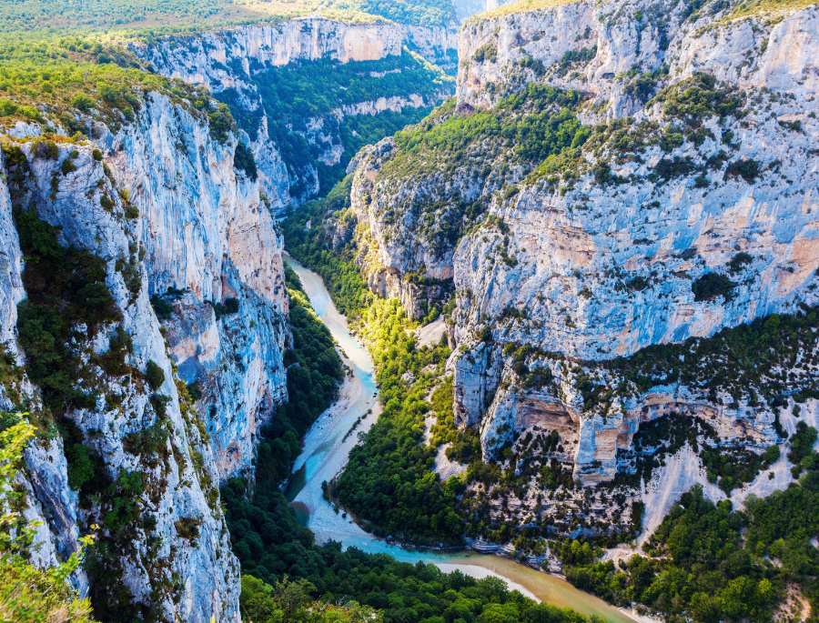 Những vách núi dựng đứng thử thách lòng can đảm của các nhà leo núi tại Verdon