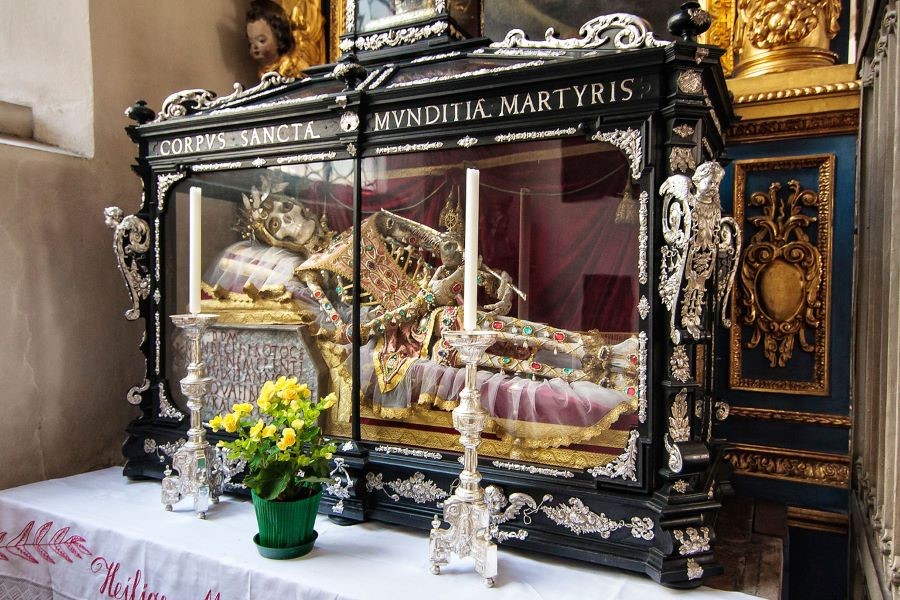 Nhà thờ là nơi chôn cất của nhiều vị vua lớn 