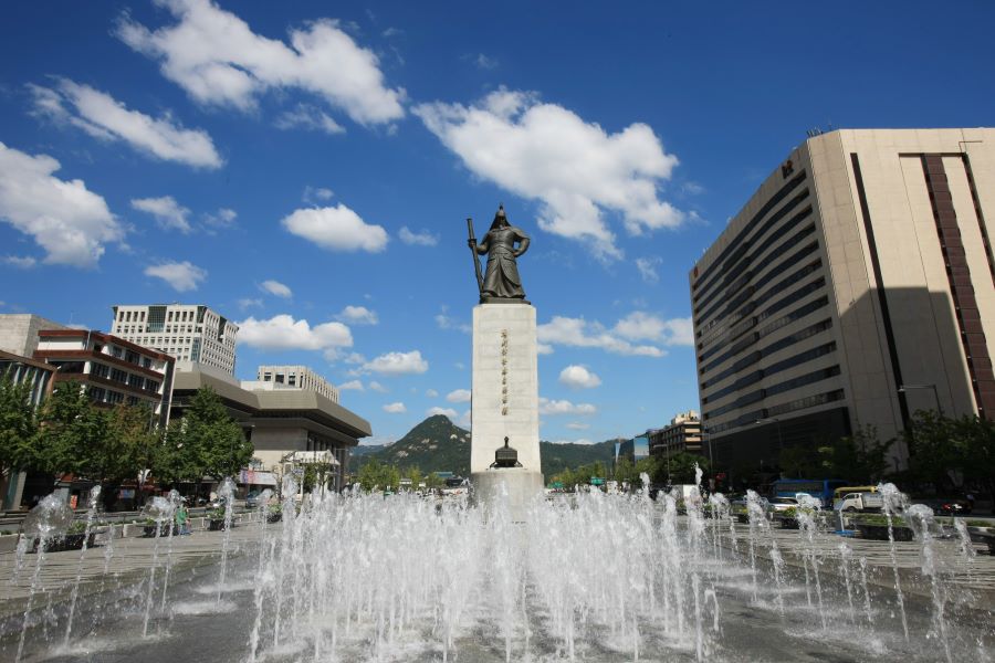 Quảng trường Gwanghwamun - một trong những địa điểm tham quan nổi tiếng tại Hàn