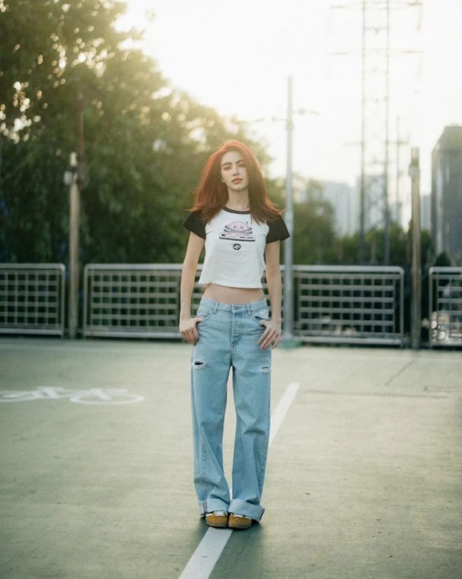 Phá cách, cá tính với croptop và quần ống rộng sẽ giúp bạn trông cá tính và “chất lừ” hơn