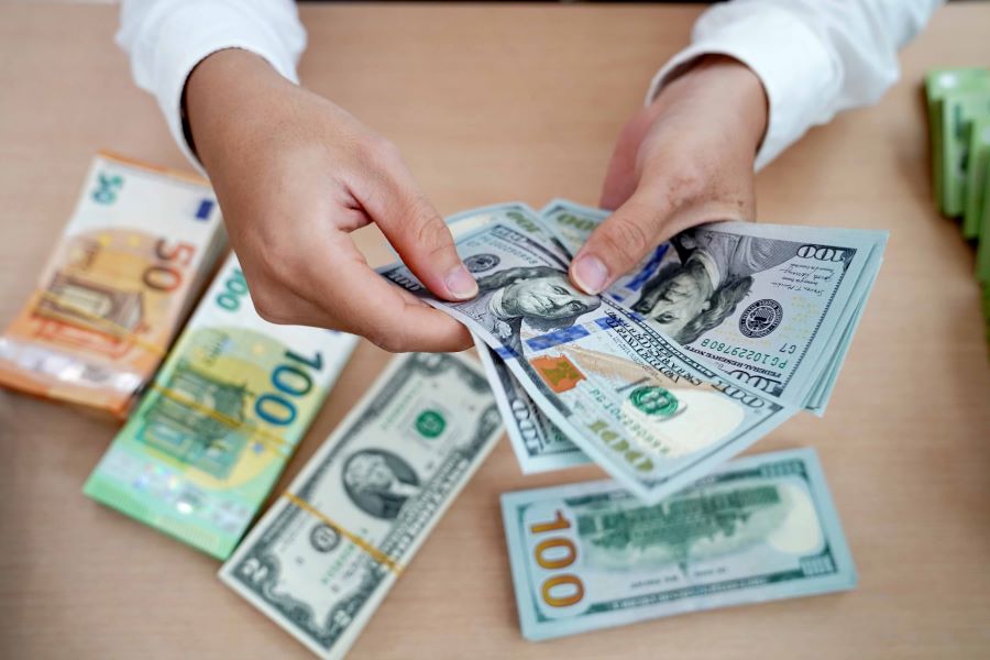 Tốt nhất, bạn chỉ nên mang một ít tiền mặt để thuận tiện cho việc mua sắm và ăn uống