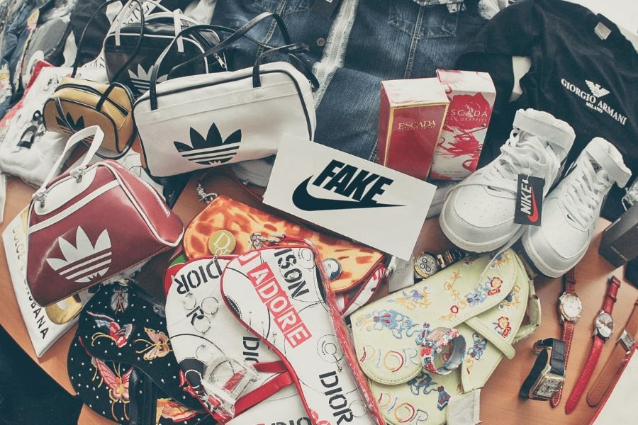 Không nên mang theo nhiều quần áo “fake” các thương hiệu nổi tiếng