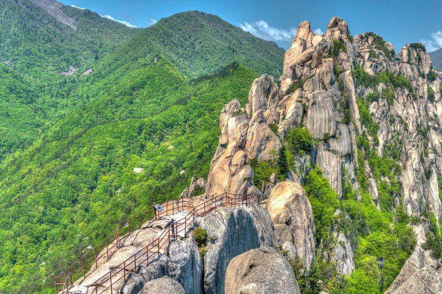 Núi Seorak là một trong những ngọn núi nổi tiếng và đẹp nhất của Hàn Quốc