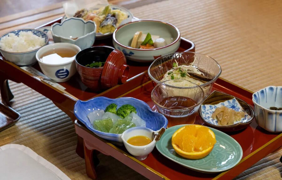 Thưởng thức ẩm thực địa phương là một trong những trải nghiệm thú vị khi đi du lịch Nhật Bản tại Núi Yoshino