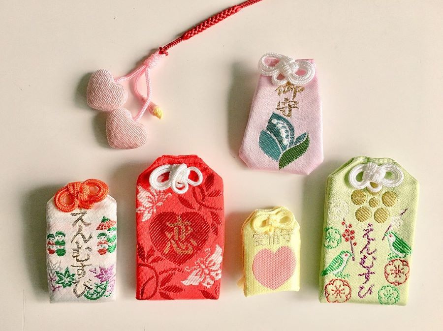 Omamori không chỉ thu hút bởi sức mạnh tâm linh mà còn bởi thiết kế tinh tế và màu sắc rực rỡ