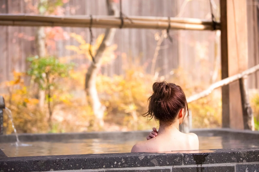 Onsen - ngâm mình trong những suối nước nóng tự nhiên là một trải nghiệm thú vị khi đi du lịch Nhật Bản