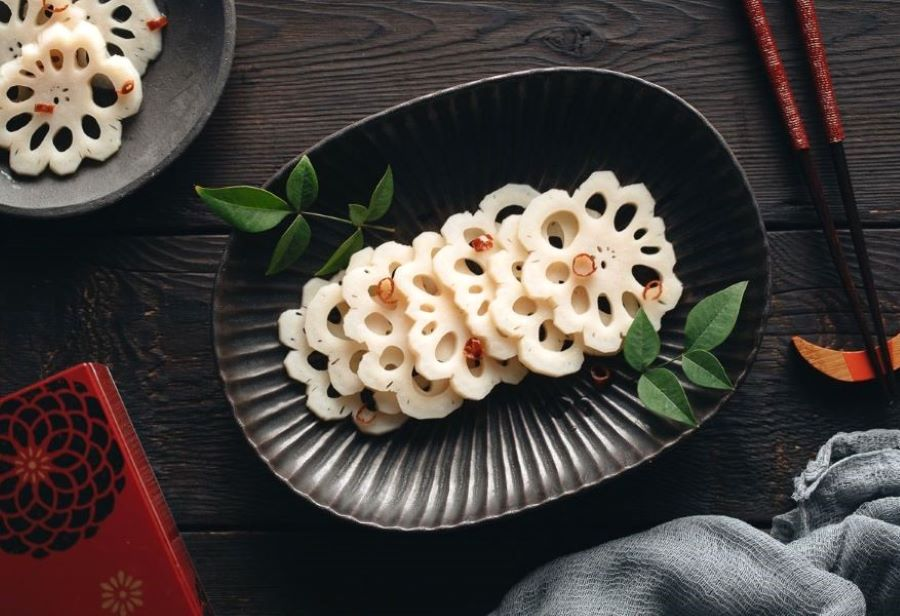 Củ sen muối trong Osechi tượng trưng cho tương lai hạnh phúc, không khó khăn