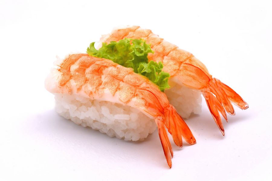 Hình dáng của con tôm với lưng cong, râu dài và càng khỏe mạnh được người Nhật xem như biểu tượng của sự trường thọ