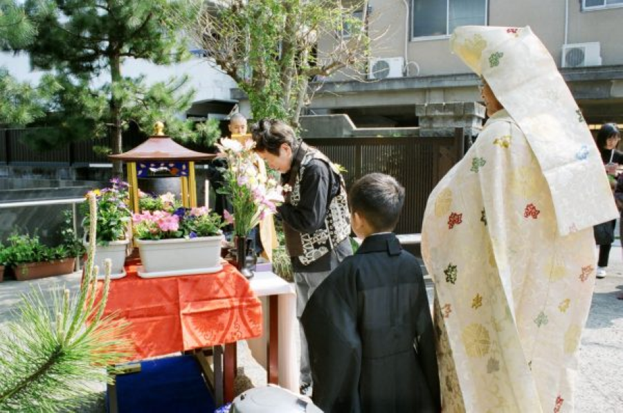 Trong dịp Tết Oshougatsu, người Nhật dành nhiều thời gian để thờ cúng tổ tiên và các vị thần