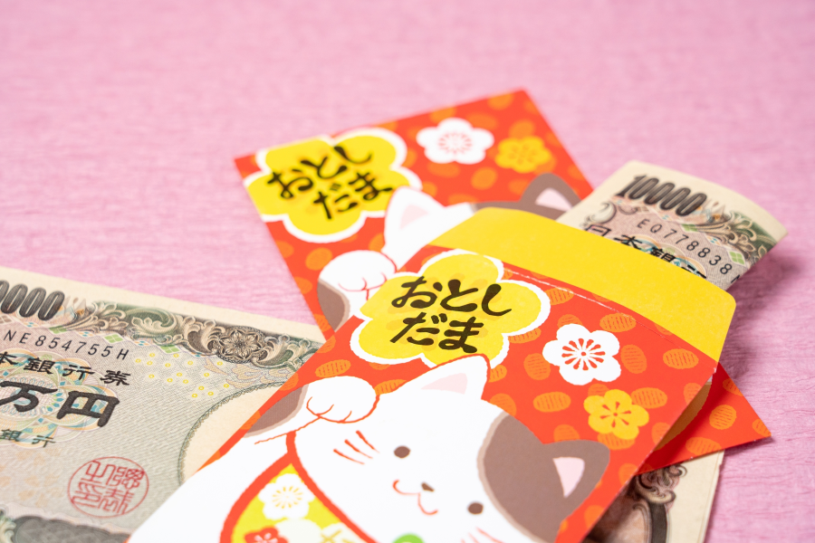 Nguồn gốc của Otoshidama có thể bắt nguồn từ truyền thuyết về Toshigami - vị thần của năm mới trong Thần đạo Nhật Bản