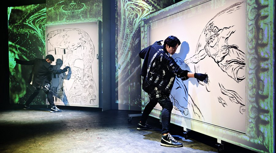 Mỗi bức tranh độc đáo này đều được hoàn thiện chỉ trong vài phút ngay trên sân khấu