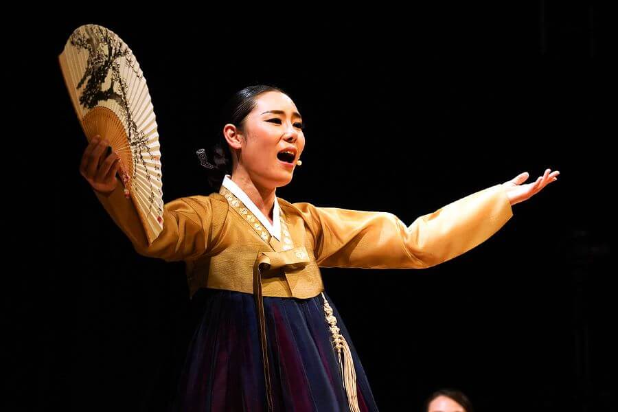 Sự đa dạng trong cách thể hiện giọng hát giúp người nghe dễ dàng theo dõi và nắm bắt nội dung câu chuyện