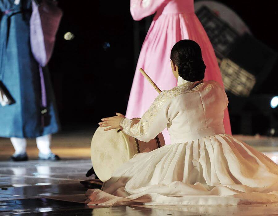 Âm thanh của trống tạo ra những nhịp điệu mạnh mẽ, trong khi tiếng đàn mang đến sự mềm mại, nhẹ nhàng cho câu chuyện